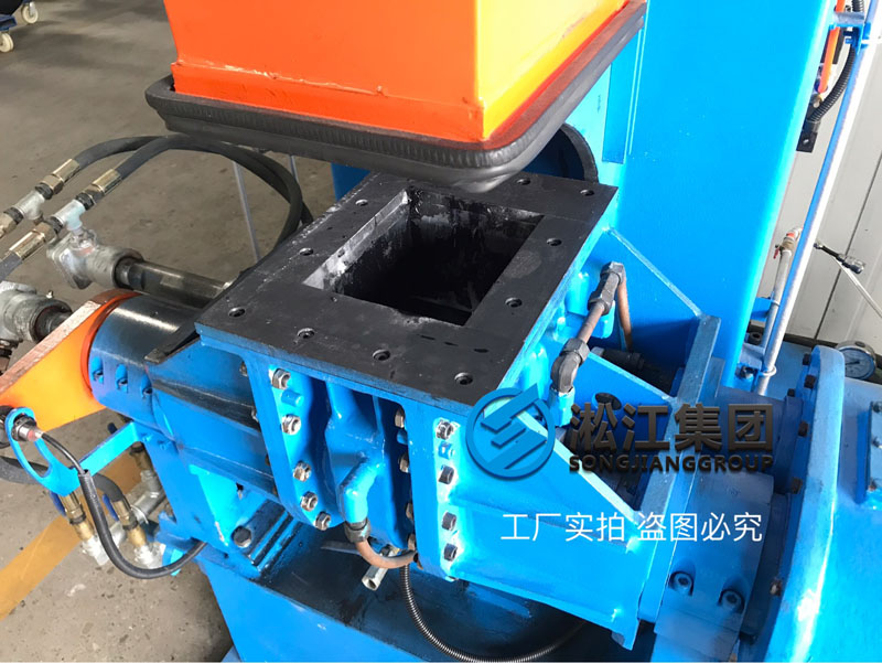 為了把控橡膠接頭膠料穩(wěn)定性實(shí)驗(yàn)室新增一臺三升密煉機(jī) 為了把控橡膠接頭膠料穩(wěn)定性實(shí)驗(yàn)室新增一臺三升密煉機(jī)